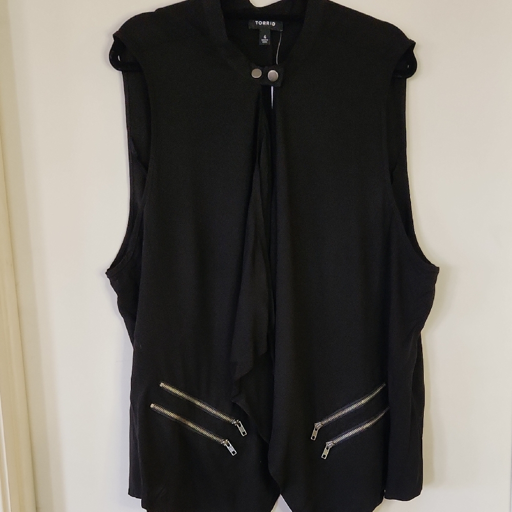 NWT Torrid Black Sleeveless Top with Zipper Accents - Picture 1 of 8